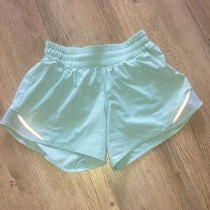 lululemon low rise hotty hot shorts 4”